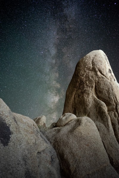 星夜下的褐色岩层